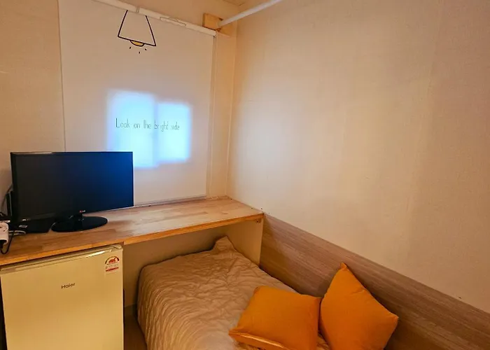 406, Guesthouse,10 Minutes To Jongno,20 Minutes To Gangnam Hongdae, Single Room,itaewon, Shared Bathroom *
