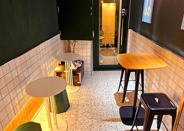 406, Guesthouse,10 Minutes To Jongno,20 Minutes To Gangnam Hongdae, Single Room,itaewon, Shared Bathroom *